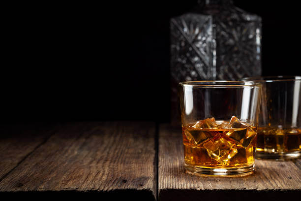 Kozarec viskija na leseni mizi
