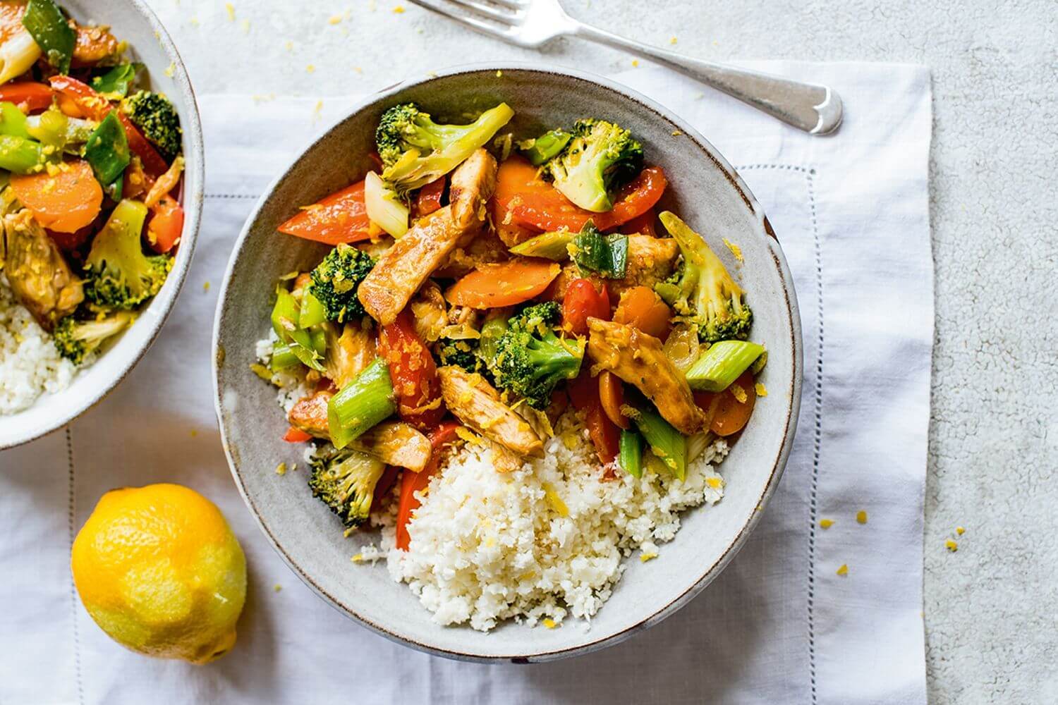 Zdrav obrok v krožniku, barvna zelenjava in riž